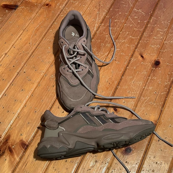 adidas women’s  Taupe Sneakers - Picture 4 of 4